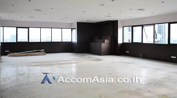 unit Office space For Rent in Sukhumvit, Bangkok  near BTS Ekkamai (AA15040)